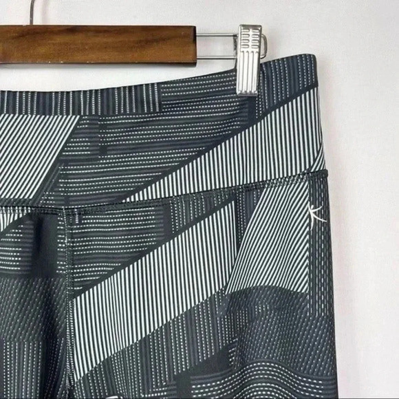 Danskin Gray & Black Geometric Cropped Capri Athletic Pants L - Picture 3 of 3